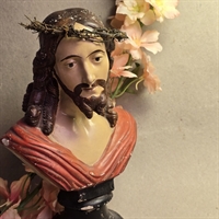 Jesus-buste-tornekrone-roed-kjortel-gammel-skulptur-paa-sokkel-kunstmateriale-